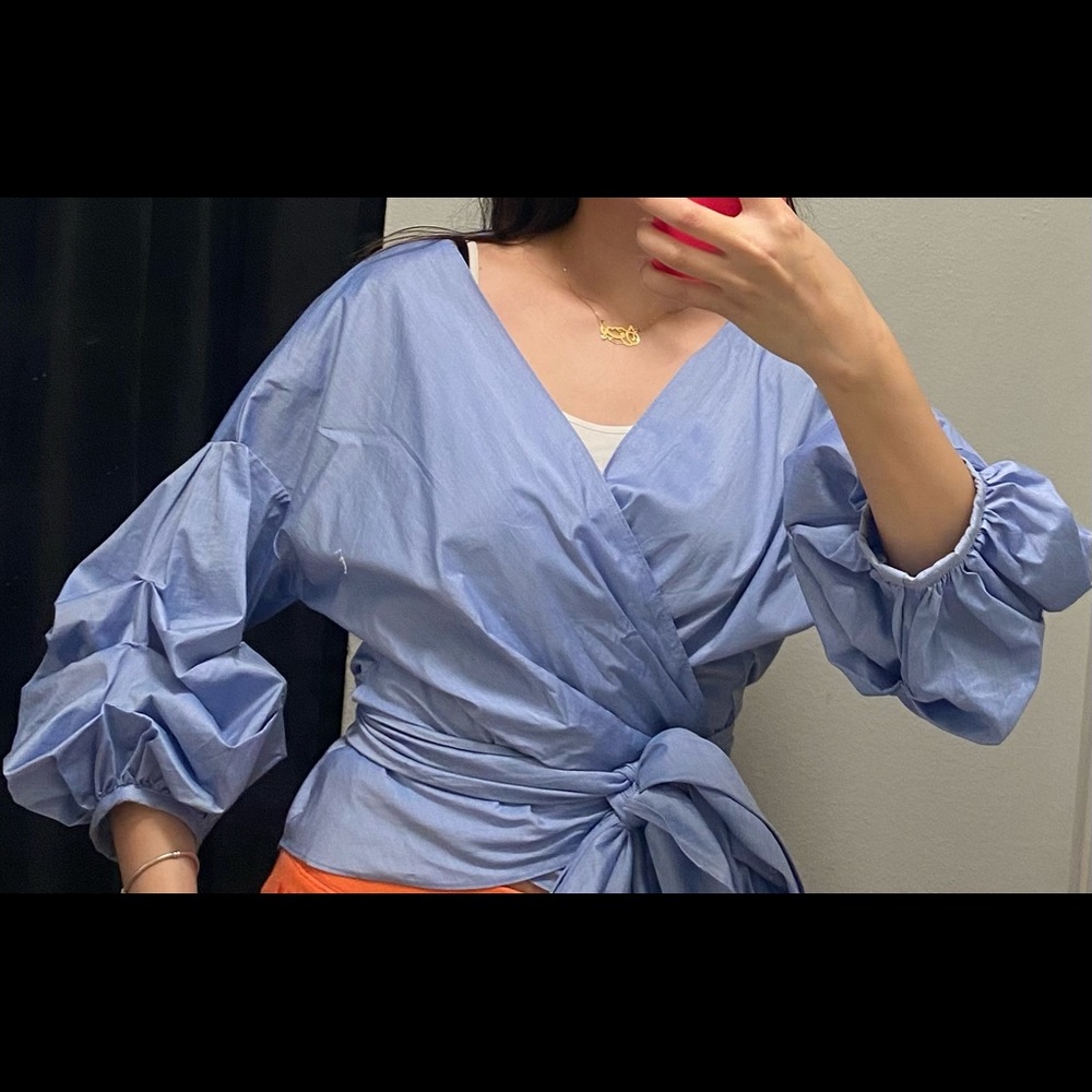 New York and CO women stretch wrap around waist shirt. can easily fit up to L